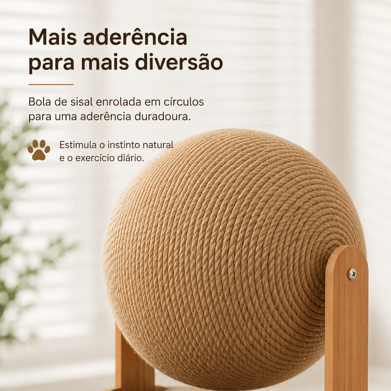 Arranhador Interativo em Madeira com Bola de Sisal