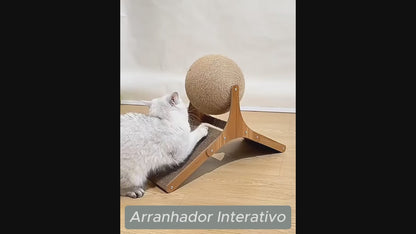 Arranhador Interativo em Madeira com Bola de Sisal